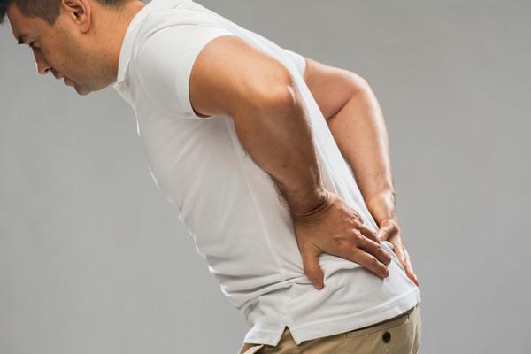 Uống thuốc cúm mãi không khỏi, người đàn ông đi khám phát hiện đốt sống bị vi khuẩn phá hủy - Ảnh 2.