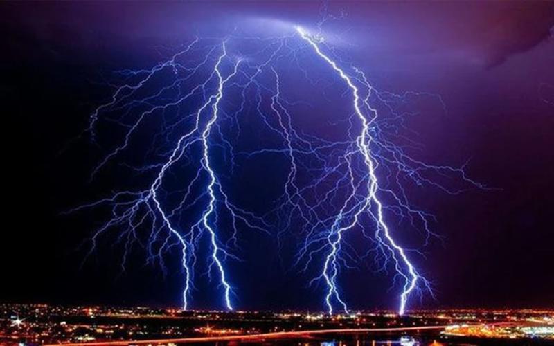 Đang ngồi trước hiên nhà, người đàn ông bị sét đánh tử vong  - Ảnh 1.