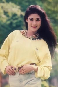 Việt Nam có mỹ nhân đẹp đến mức không ai thay thế, đứng ban công 20 phút vì fan náo loạn, mất tích chục năm bí ẩn