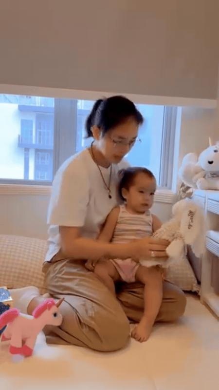 Con gái Ngô Thanh Vân vừa bập bẹ tập nói đã nhớ hết tên 10 "bạn thân" trong nhà- Ảnh 1.