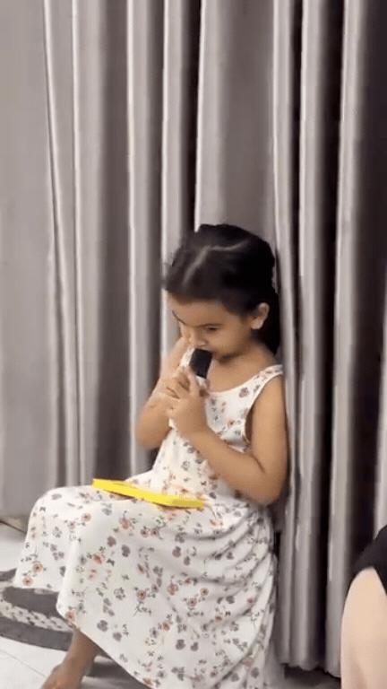 Con gái Võ Hạ Trâm "giao diện Ấn Độ nhưng hệ điều hành miền Tây", thừa hưởng giọng hát cao vút của mẹ- Ảnh 1.