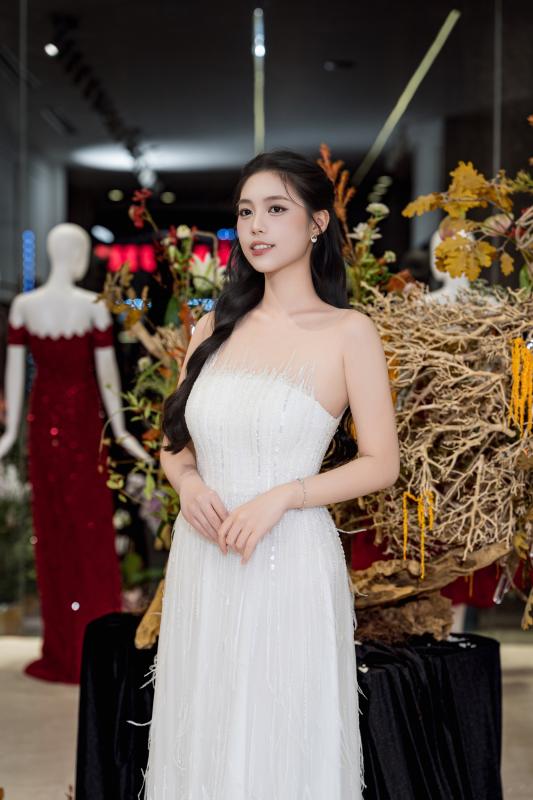 Đỗ Mỹ Linh đọ sắc cùng hội dâu hào môn, 1 Hoa hậu bí ẩn nhất Vbiz bất ngờ xuất hiện - Ảnh 15.