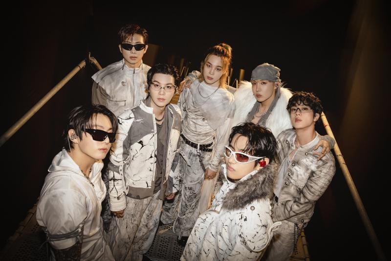 Kinh hãi cảnh tượng hàng nghìn người “phục kích” BTS- Ảnh 1.