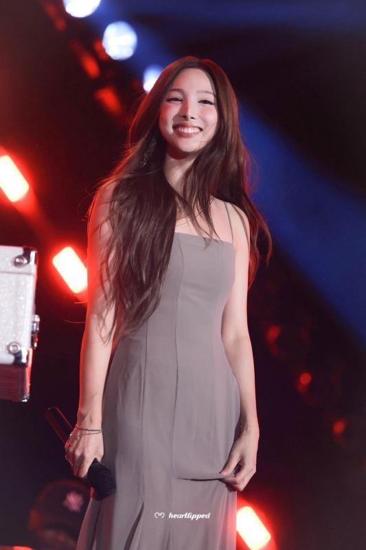 Thấy tình cũ Selena Gomez tương tác ngọt lịm bên đại mỹ nhân, cả cõi mạng réo gọi: "Làm ơn đưa Selena đến đây!"- Ảnh 4.