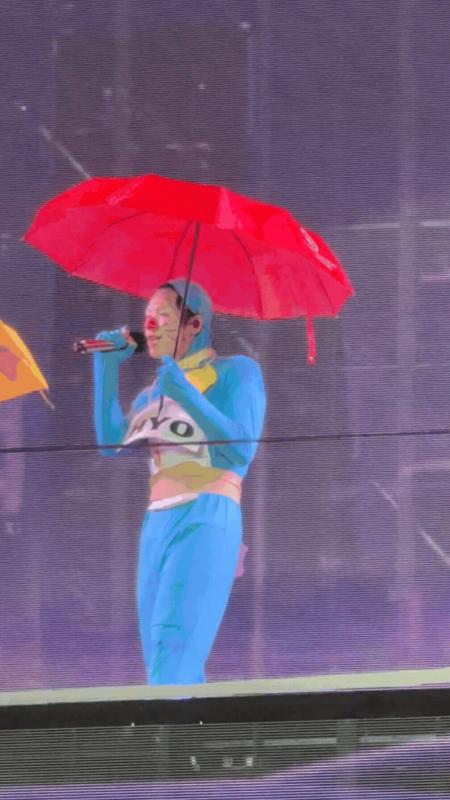 Concert Tinh Hà Say Hi "bất ổn" sát giờ G: buitruonglinh trượt ngã sõng soài vì… tạo nét, xuất hiện Doraemon "bẹo hình bẹo dạng" bay màu tuổi thơ!- Ảnh 2.