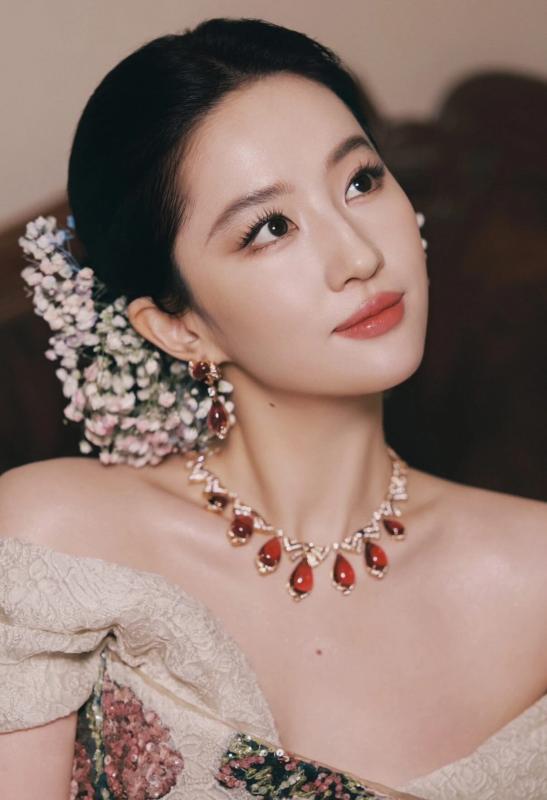 10 mỹ nhân Trung Quốc đẹp không góc chết: Dương Mịch át vía Địch Lệ Nhiệt Ba, top 1 càng tranh cãi càng khó chê- Ảnh 11.