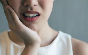 Gan nhiễm mỡ có thể nhận biết qua khuôn mặt: 3 dấu hiệu trên cơ thể cảnh báo bệnh, bao gồm cả đường chỉ tay và lưỡi - Ảnh 2.