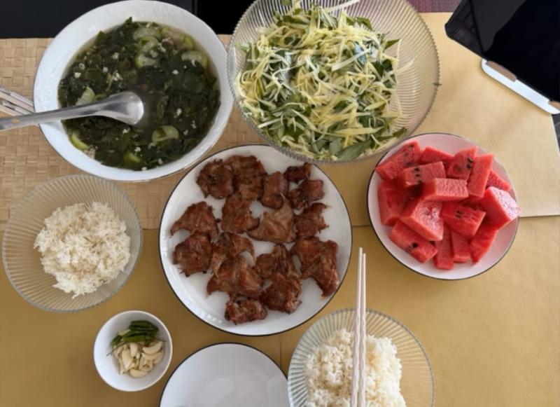 Mâm cơm nhà của Quốc Trường và Ngọc Trinh- Ảnh 6.
