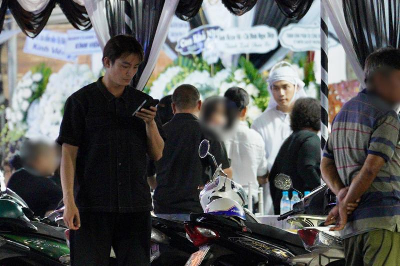 Võ Điền Gia Huy bật khóc đưa tiễn mẹ về nơi an nghỉ, Tóc Tiên và các đồng nghiệp có mặt chia buồn- Ảnh 6.