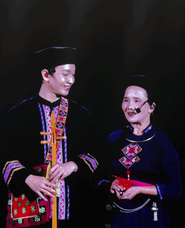 PGS.TS ngành Hóa học gây sốt tại concert Anh Trai Vượt Ngàn Chông Gai - Ảnh 1.