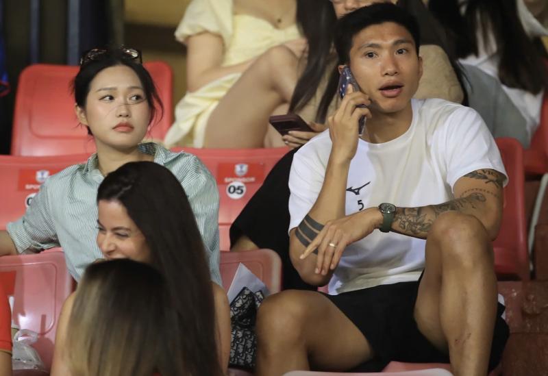 Văn Hậu bị cấm thi đấu, ngậm ngùi ngồi khán đài cùng Doãn Hải My- Ảnh 3.
