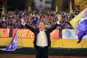 Bầu Hiển đón sinh nhật tưng bừng ngày CLB Hà Nội thắng ngược dòng Ninh Bình đầy cảm xúc