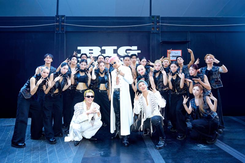 ĐỘC QUYỀN bộ ảnh “nét căng” BIGBANG trên đường ra SVĐ Mỹ Đình: G-Dragon để râu mà vẫn bảnh, Taeyang - Daesung giữ phong độ - Ảnh 12.