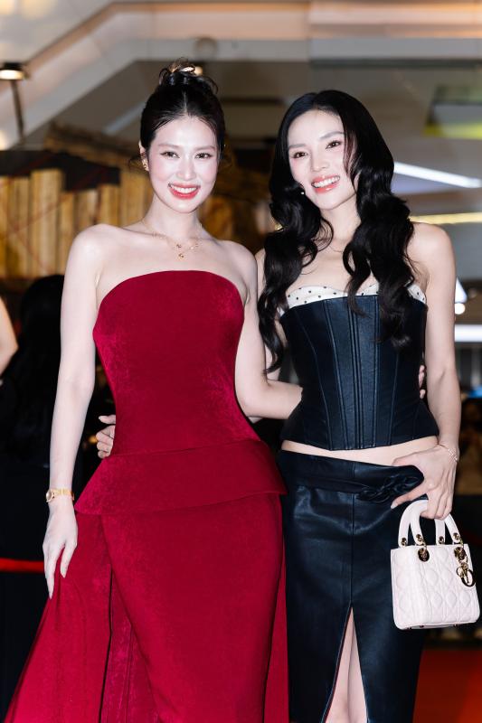 Thảm đỏ HOT nhất hôm nay: Kỳ Duyên - Thiên Ân phát đường ngọt lịm, Hạ Anh - Thanh Thủy đẹp lóa cả mắt- Ảnh 3.