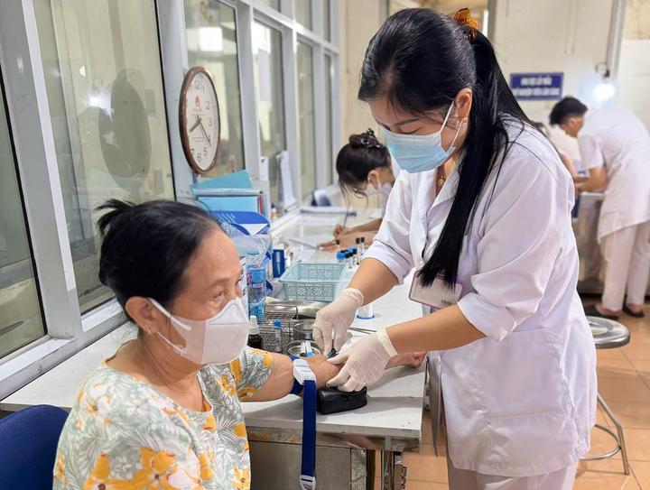 Người cao tuổi, người bệnh nặng sẽ được khám sức khỏe tại nhà- Ảnh 1.