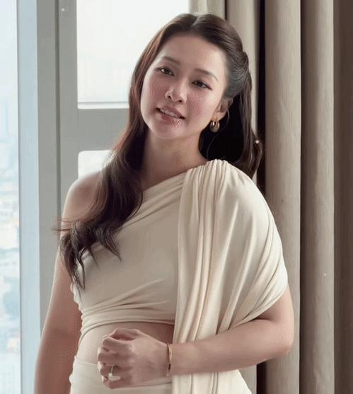 Mẹ bầu Khả Ngân lẻ bóng đi sự kiện, Nhan Phúc Vinh ra nước ngoài để làm một việc- Ảnh 2.