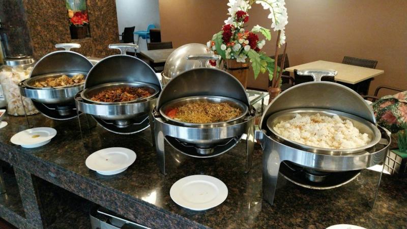 Ăn buffet suốt 2 giờ, cô gái 24 tuổi bụng phình như quả bóng, bác sĩ phải mổ lấy 1,5 kg thức ăn - Ảnh 2.