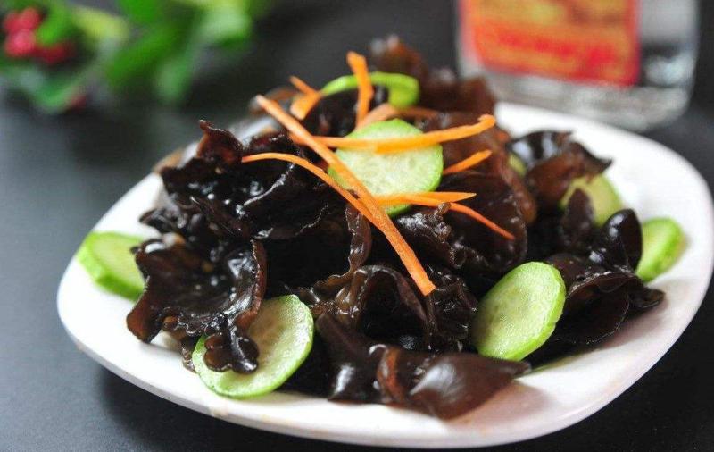 Sai lầm khi ngâm mộc nhĩ biến "vàng đen" thành "thuốc độc" - Ảnh 1.
