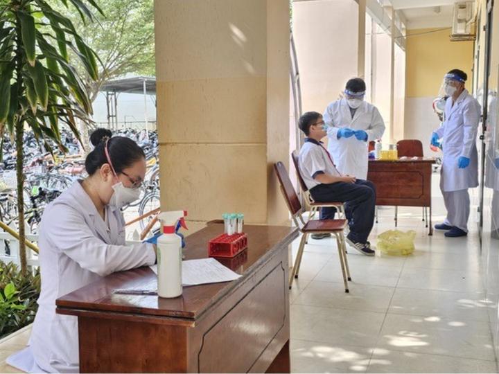 4 học sinh mắc não mô cầu, 1 em tử vong: Căn bệnh có thể diễn biến nguy kịch chỉ sau vài giờ, cha mẹ cần nhận biết dấu hiệu này - Ảnh 1.