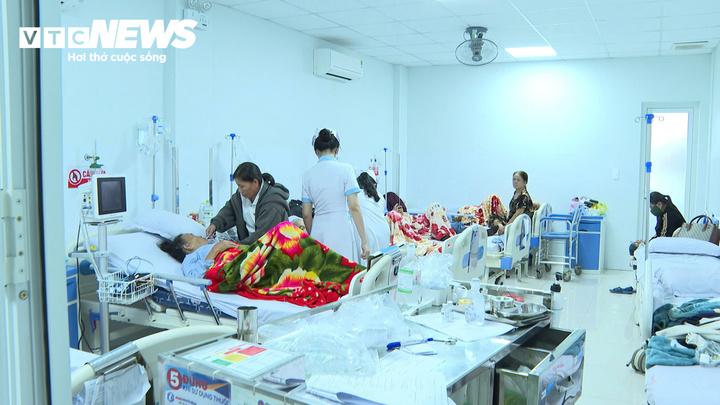 Số ca nghi ngộ độc sau khi ăn bánh mì vỉa hè ở Quảng Ngãi tăng lên 55 người- Ảnh 1.