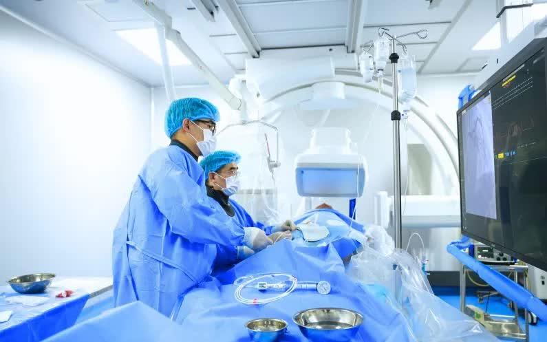 Thoát cửa tử sau 3 lần ngừng tim trong nửa giờ đồng hồ - Ảnh 1.