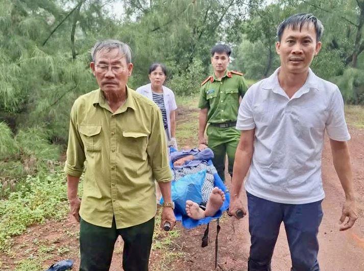 Nhặt con cá trên bờ biển nướng ăn, người đàn ông 38 tuổi hôn mê, tím tái - Ảnh 1.