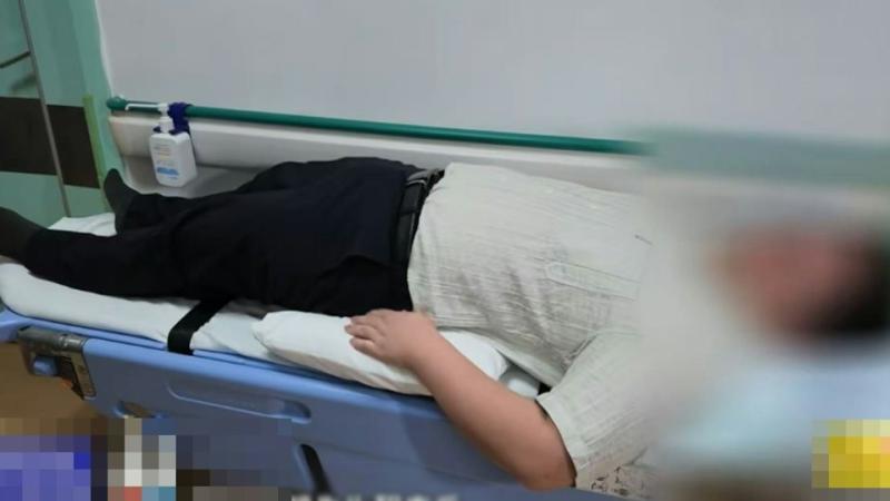 Bị đau lưng, người đàn ông kê gối khi ngủ, sáng hôm sau liệt hai chân: Bác sĩ lên tiếng cảnh báo - Ảnh 1.