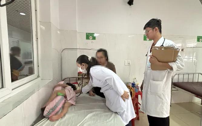 Cúm mùa ở trẻ: Cảnh giác biến chứng, nhận biết dấu hiệu nặng - Ảnh 1.