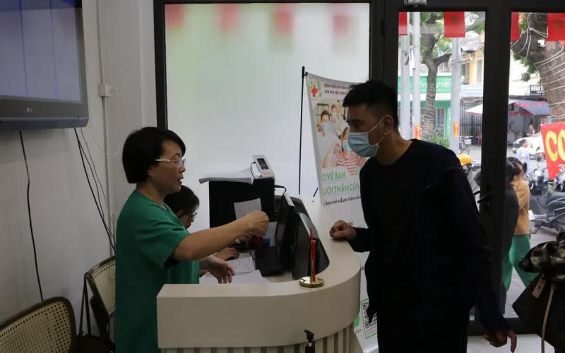 Hà Nội ghi nhận hàng trăm ca cúm nhập viện mỗi tuần - Ảnh 1.