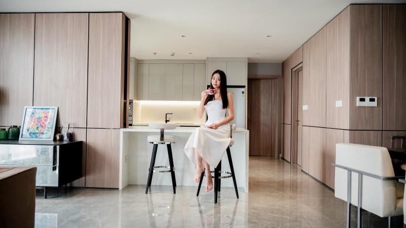 Bé gái cực xinh trong đêm Noel nay thành Hoa hậu đình đám, 21 tuổi đã mua căn hộ chục tỷ view Hồ Tây - Ảnh 8.