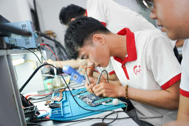 Vì sao nghề sửa chữa điện thoại, laptop vẫn “hot” suốt 10 năm qua? - Ảnh 2.