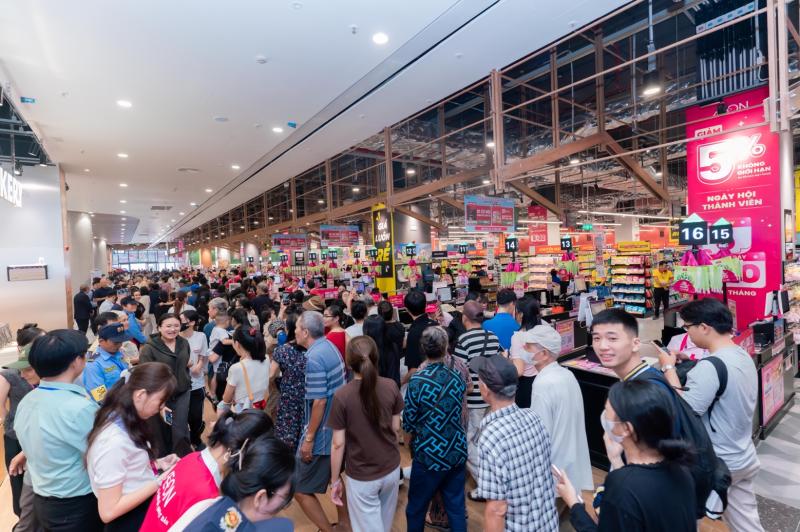 Người dân Thanh Hóa hào hứng trải nghiệm AEON trong những ngày đầu khai trương - Ảnh 1.