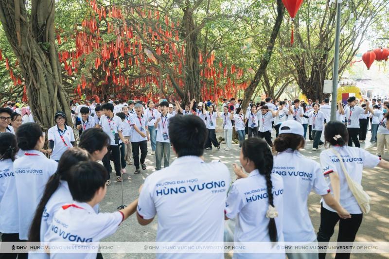 Sinh viên DHV “cháy” hết mình cùng dàn nghệ sĩ, khởi đầu năm học mới bằng một hành trình đáng nhớ- Ảnh 3.