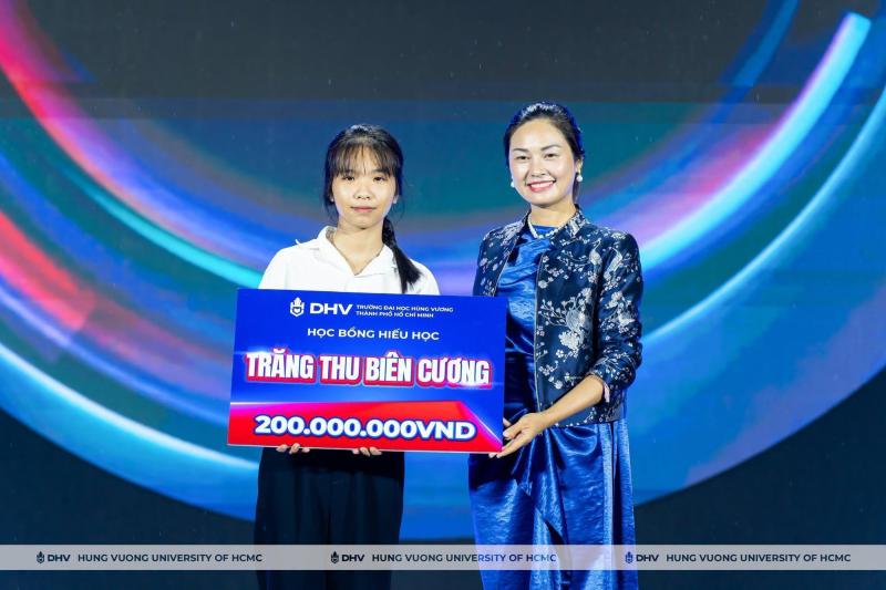 Sinh viên DHV “cháy” hết mình cùng dàn nghệ sĩ, khởi đầu năm học mới bằng một hành trình đáng nhớ- Ảnh 5.