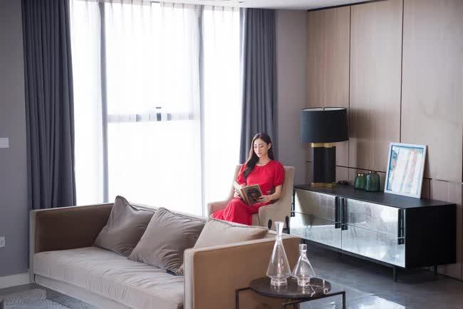 Bé gái cực xinh trong đêm Noel nay thành Hoa hậu đình đám, 21 tuổi đã mua căn hộ chục tỷ view Hồ Tây - Ảnh 7.