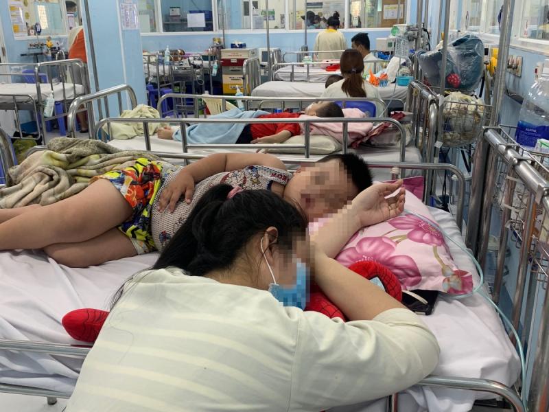 Bé trai 5 tuổi tổn thương gan nghiêm trọng vì dùng chung thuốc cảm và thuốc hạ sốt - Ảnh 1.