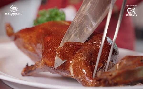 Ăn đồ Hoa ngay trung tâm TP.HCM với giá khó tin: Vịt quay Bắc Kinh nguyên con chỉ 399.000 đồng, dimsum đồng giá 39.000 đồng - Ảnh 3.