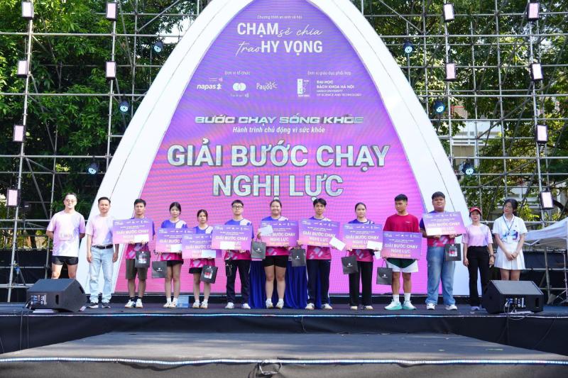 Lý do đặc biệt khiến gần 3.000 sinh viên Bách Khoa Hà Nội và Đà Nẵng cùng xỏ giày xuống đường chạy - Ảnh 4.