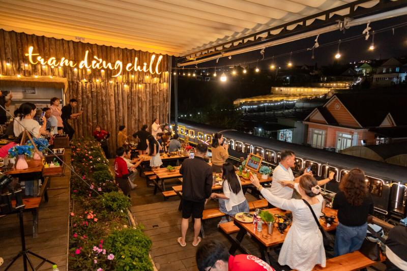 Tiệm Nướng Trạm Dừng Chill: một buổi chiều ăn BBQ, ngắm tàu cổ và chờ Đà Lạt lên đèn - Ảnh 7.