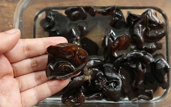 Sai lầm khi ngâm mộc nhĩ biến "vàng đen" thành "thuốc độc" - Ảnh 3.