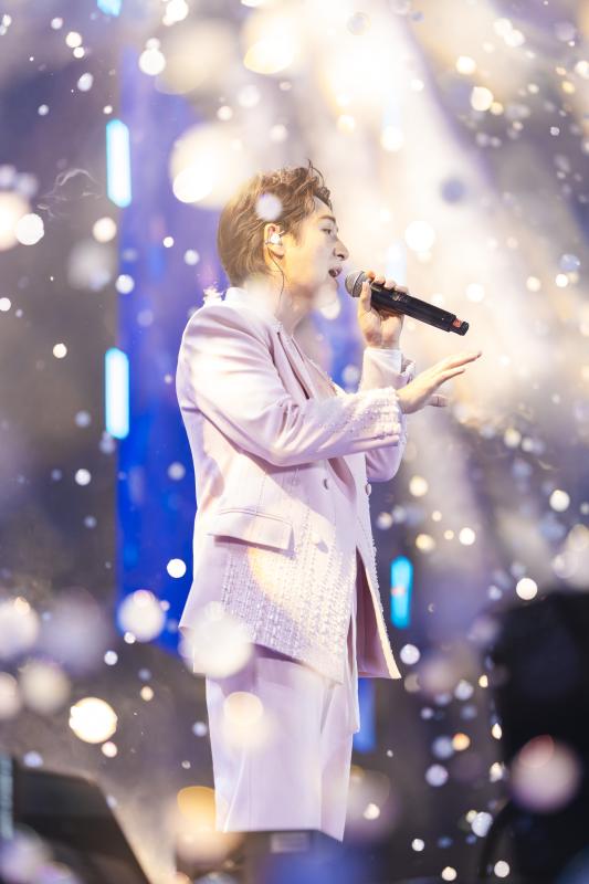 Hòa Minzy xinh như công chúa, Phan Mạnh Quỳnh - Quách Văn Thơm mang loạt hit thăng hoa tại WeFamily Awards - Ảnh 9.