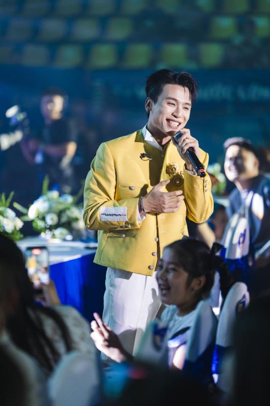 Hòa Minzy xinh như công chúa, Phan Mạnh Quỳnh - Quách Văn Thơm mang loạt hit thăng hoa tại WeFamily Awards - Ảnh 12.