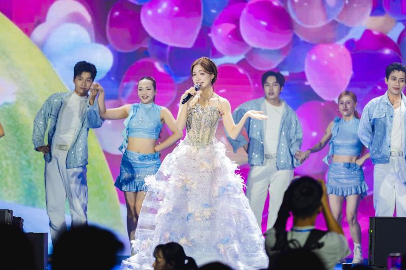 Hòa Minzy xinh như công chúa, Phan Mạnh Quỳnh - Quách Văn Thơm mang loạt hit thăng hoa tại WeFamily Awards - Ảnh 3.