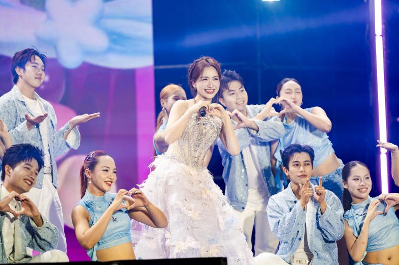 Hòa Minzy xinh như công chúa, Phan Mạnh Quỳnh - Quách Văn Thơm mang loạt hit thăng hoa tại WeFamily Awards - Ảnh 2.