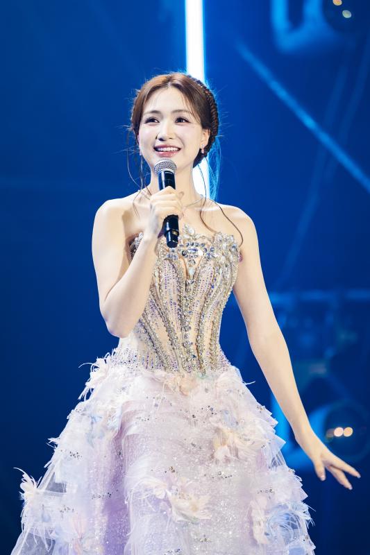 Hòa Minzy xinh như công chúa, Phan Mạnh Quỳnh - Quách Văn Thơm mang loạt hit thăng hoa tại WeFamily Awards - Ảnh 1.