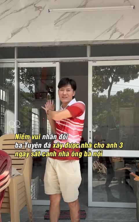 Nam nghệ sĩ quê Long An xây nhà cho anh trai sau khi tặng nhà 10 phòng ngủ cho cha mẹ- Ảnh 1.