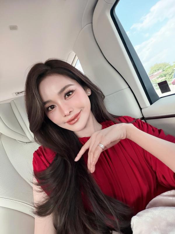 Hoa hậu Thái đến Việt Nam liền giật hết hào quang thảm đỏ: Visual như dát 10 tấn vàng, kiếm tiền bằng chứng khoán đại tài- Ảnh 7.