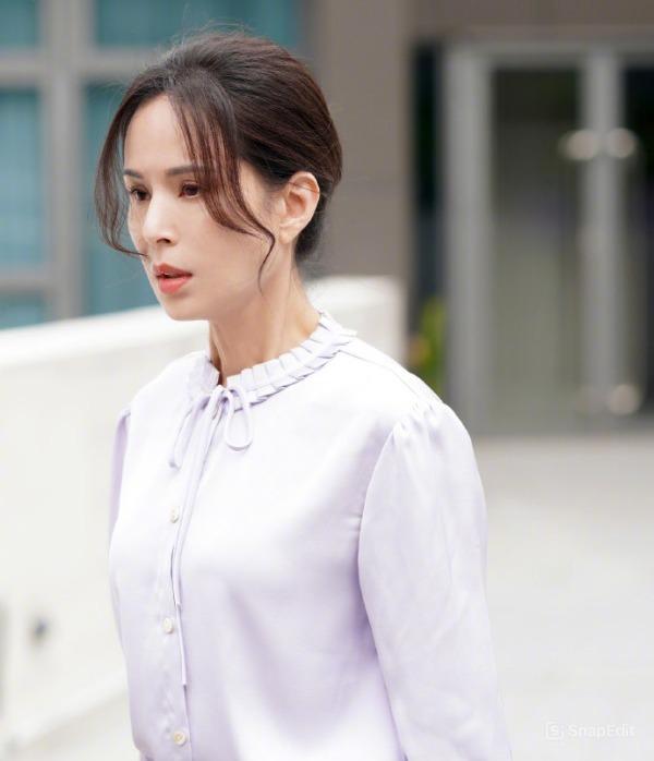 Lý Nhược Đồng làm gì với gương mặt của mình đấy?- Ảnh 6.