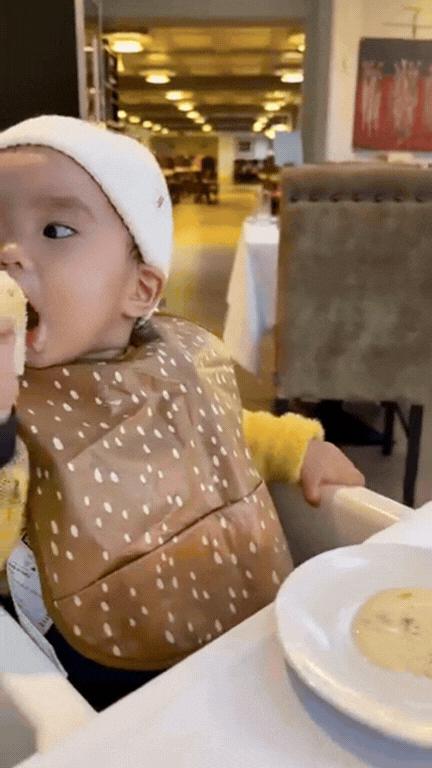 Con gái Ngô Thanh Vân mê mệt bánh mì, ngủ bất chấp suốt chuyến về quê ngoại ở Na Uy- Ảnh 2.