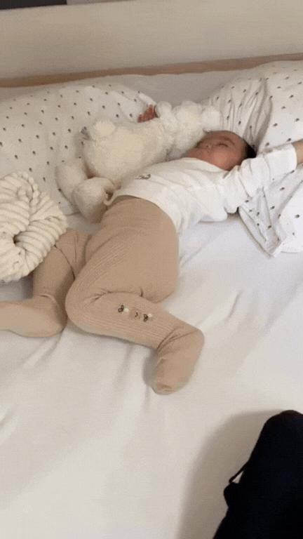 Con gái Ngô Thanh Vân mê mệt bánh mì, ngủ bất chấp suốt chuyến về quê ngoại ở Na Uy- Ảnh 4.